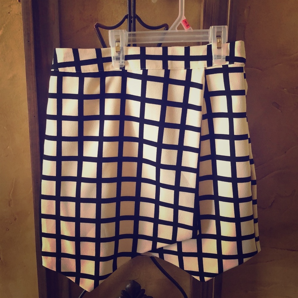 Beautiful black and white irregular hem miniskirt